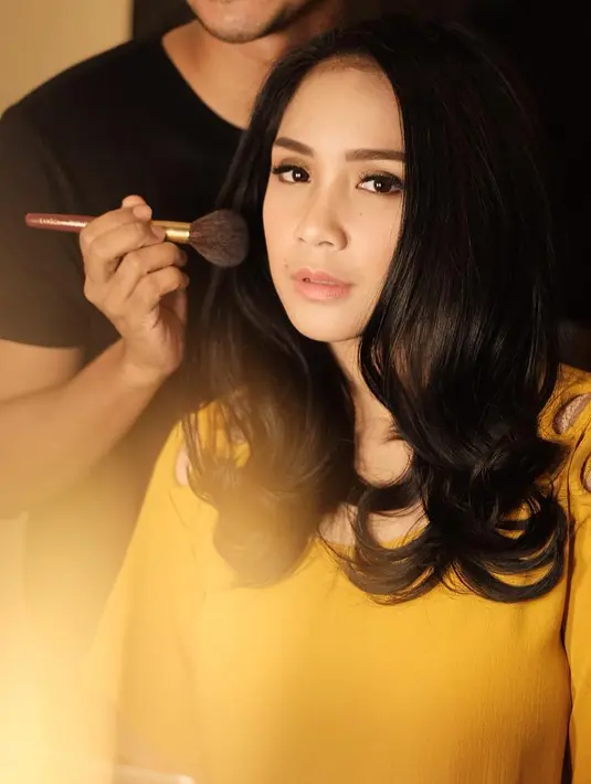 Wajah Nagita Slavina terlihat tambah cantik saat dimakeup. (foto: instagram.com/bubahalfian)