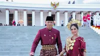 Menang lomba kostum terbaik, AHY dan Annisa Pohan maju ke lapangan dan mendapat hadiah sepeda dari Presiden Jokowi. RI-1 lantas menyelamati mereka. (Foto: Dok. Instagram @agusyudhoyono)