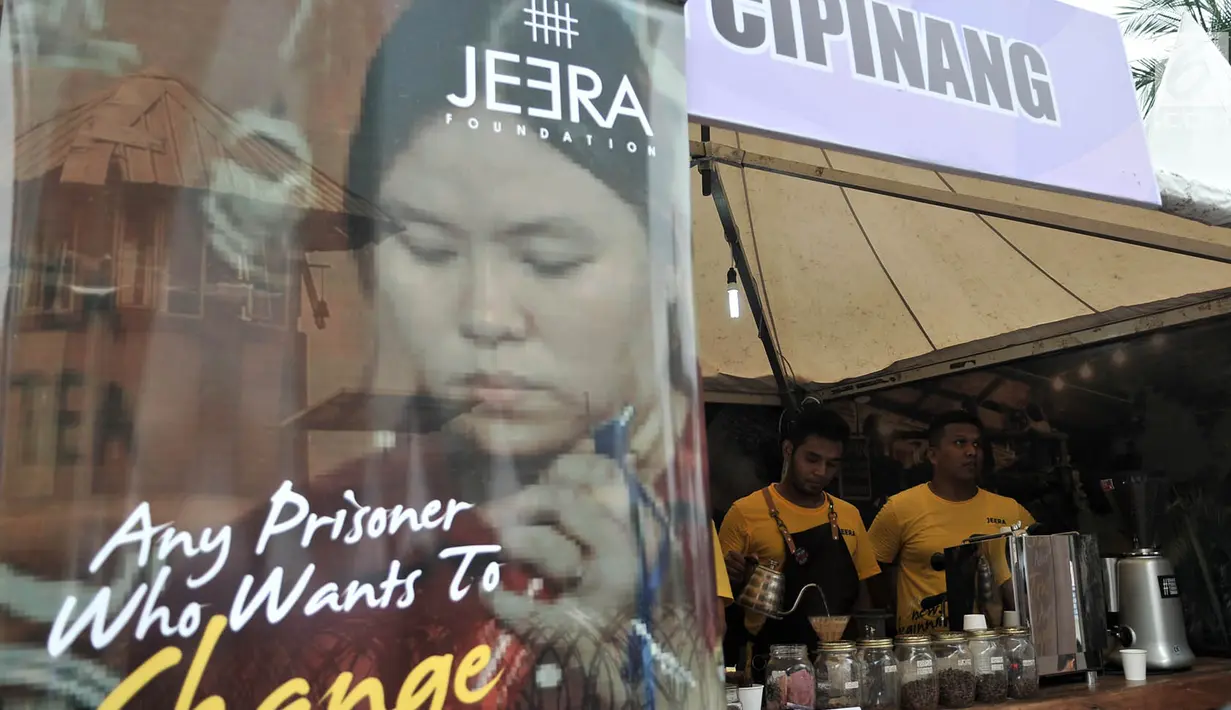 Warga binaan membuat kopi saat acara Indonesian Prison Art Festival (IPAFest) 2018 di Taman Ismail Marzuki, Jakarta, Senin (23/4). Acara ini juga berhasil memecahkan rekor MURI dengan peserta terbanyak. (Merdeka.com/Iqbal S Nugroho)