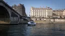 Flying Taxi Sea Bubble berjalan di atas air sungai Seine saat melakukan demonstrasi di Paris, Prancis (20/5). Sea Bubble ini mampu menampung hingga 4 penumpang dan satu pengemudi. (AFP Photo/Lionel Bonaventure)