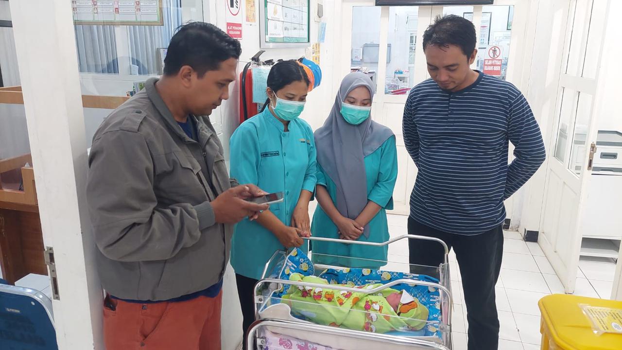 Bayi yang dibuang orang tuanya di warung kopi sedang menjalni perawatan di RSUD Blambangan Banyuwangi (Istimewa)