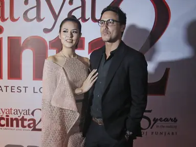 Penyanyi Raisa dan suaminya, Hamish Daud berpose saat menghadiri gala premiere film Ayat Ayat Cinta 2 di Jakarta, Kamis (07/12). (Liputan6.com/Herman Zakharia)