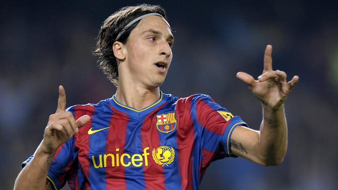 Kehebatannya di Inter Milan membuat Zlatan Ibrahimovic langsung diboyong oleh raksasa La Liga Spanyol, Barcelona. Namun kariernya mandek di negeri matador karena tidak cocok dengan strategi dari pelatih La Blaugrana, Pep Guardiola yang membuatnya dilepas ke AC Milan. (AFP/Lluis Gene)