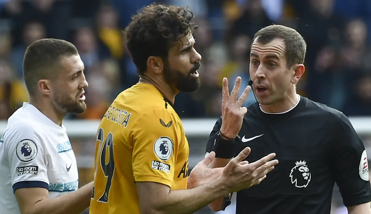<p>Chelsea nyaris menyamakan skor di akhir babak pertama melalui aksi Joao Felix. Akan tetapi penjaga gawang Wolverhampton Wanderers Jose Sa masih bisa mengamankan bola dengan mudah. Skor 1-0 bertahan sampai akhir laga. (AP Photo/Rui Vieira)</p>