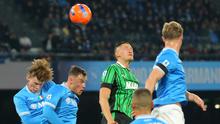 Bek Sassuolo, Jay Idzes (tengah), melompat menyambut bola dalam pertandingan Serie A Italia antara Napoli dan Sassuolo di Stadion Diego Armando Maradona, Napoli, pada 17 Januari 2026. (Carlo Hermann / AFP)