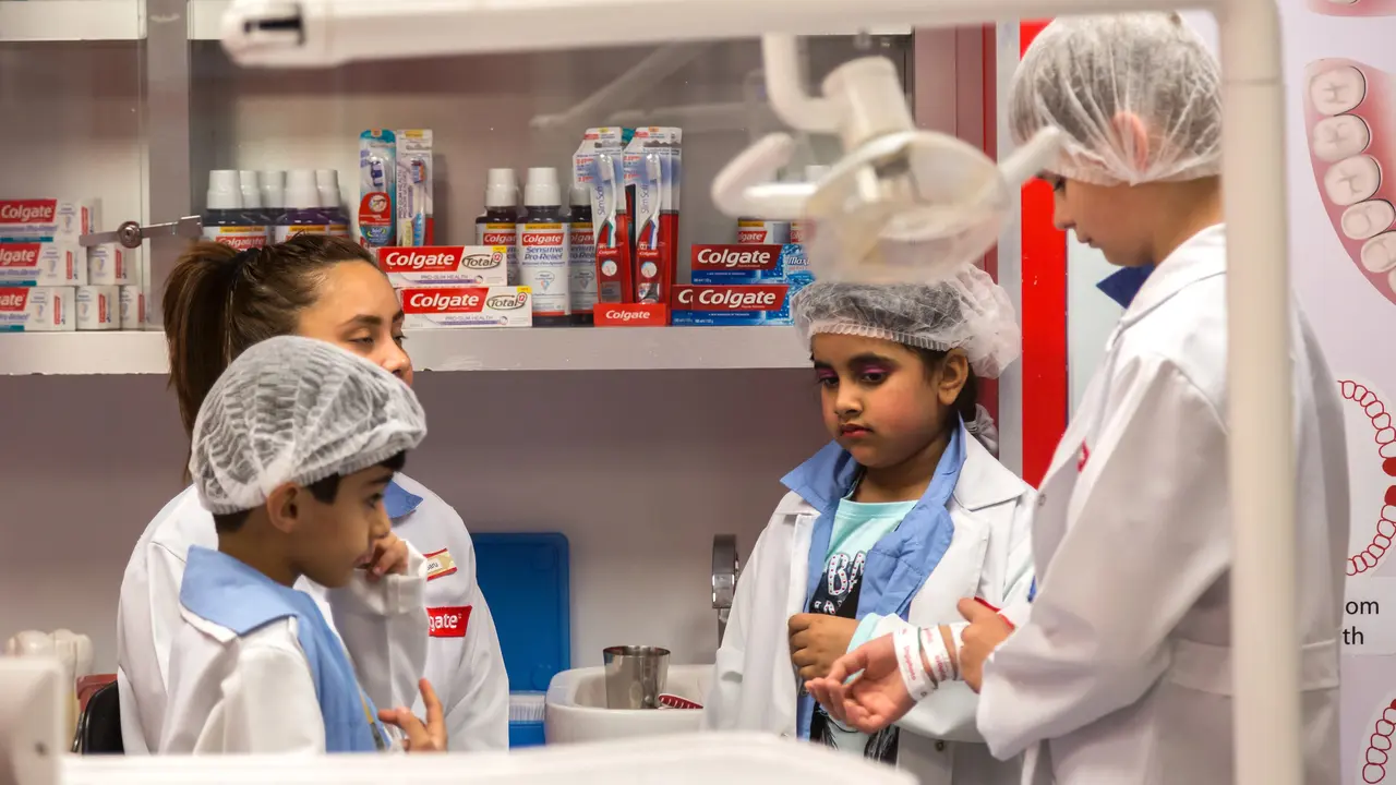 Ilustrasi anak-anak bermain sambil belajar di KidZania