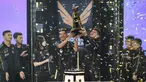 Tim RRQ Kazu merayakan kemenangan setelah berhasil menjadi juara saat grand final Free Fire Indonesia Masters 2022 Fall yang berlangsung di FFIM Stadium, Studio RCTI+, Kebon Jeruk, Jakarta, Minggu (23/10/2022). (Bola.com/Bagaskara Lazuardi)