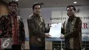 Direktur Utama Indosiar, Drs. Imam Sudjarwo (kanan) menerima berita acara saat penutupan Evalusi Dengar Pendapat (EDP) di kantor KPID, Jakarta, Selasa (17/5/2016). (Liputan6.com/Faizal Fanani)