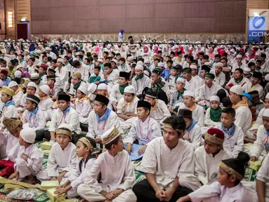 Anak-anak menunggu waktu berbuka puasa pada acara buka puasa bersama 1.100 anak yatim di Jakarta, Senin (20/5). Kegiatan yang bertemakan ' Ramadhan Cahya Keberkahan'  Agung Podomoro Land melalui Yayasan Agung Podomoro Land menggelar buka puasa bersama 1.100 anak yatim. (Liputan6.com/Faizal Fanani)