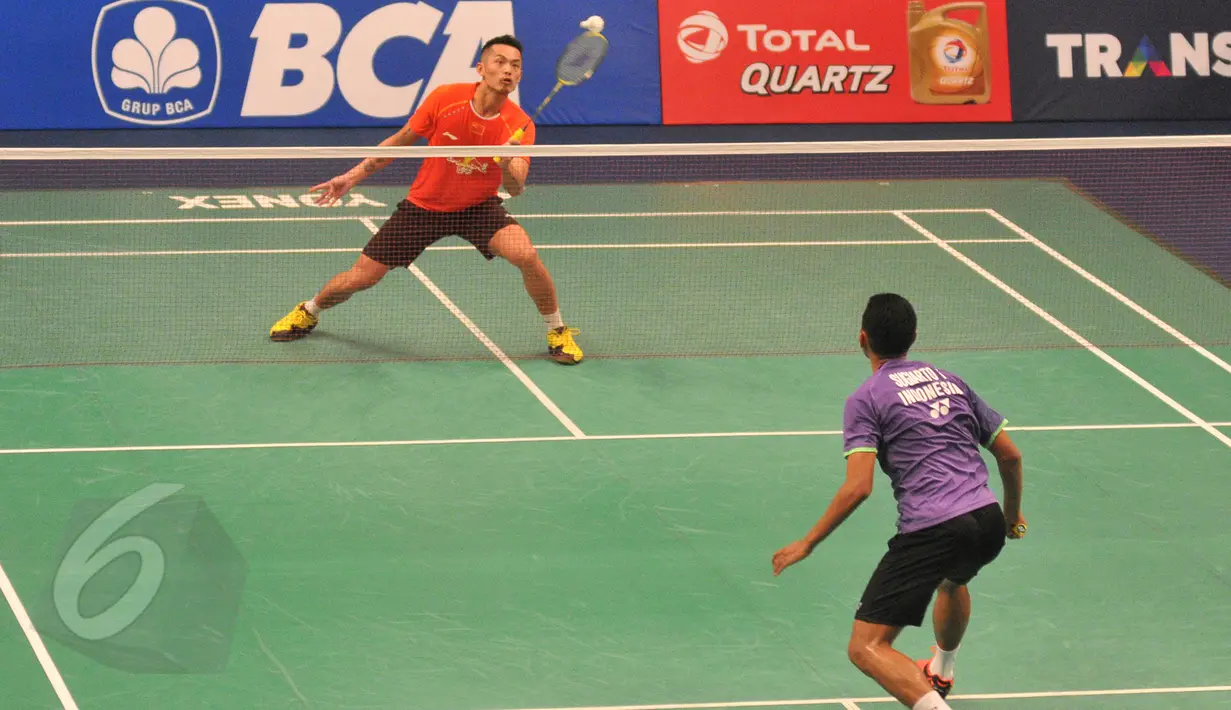 Pebulutangkis tunggal putra Tiongkok, Lin Dan mengembalikan bola ke pebulutangkis Tommy Sugiarto di Turnamen Bulutangkis BCA Indonesia Open Superseries Premier 2015 di Jakarta, Rabu (3/6/2015). Tommy menang 19-21 21-8 21-16. (Liputan6.com/Herman Zakharia)