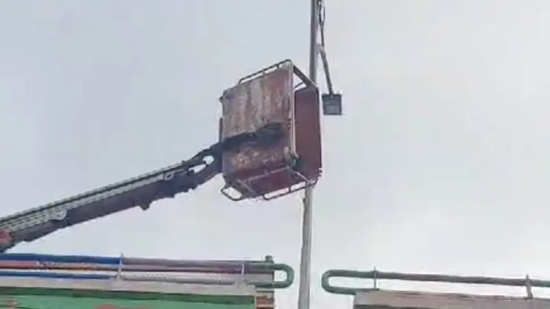 Tangkapan layar video dua pekerja jatuh dari mobil crane saat memperbaiki lampu jalan di Flyover Kalibalok, Bandar Lampung.  Foto (Istimewa).