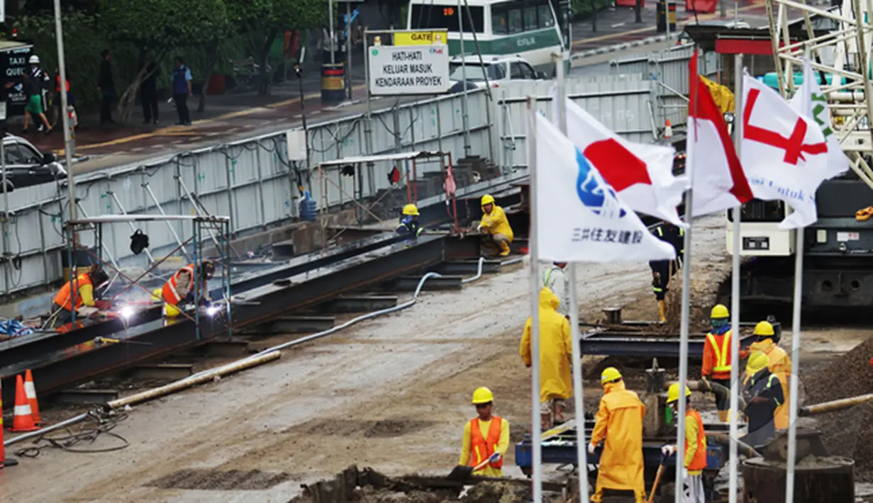 Proyek pembangunan MRT telah memasuki tahap pengeboran area transisi atau tempat untuk menaruh bor raksasa (tunnel boring machine) yang akan dimulai pada Agustus 2015 Mendatang, Jakarta, Rabu (4/3/2015). (Liputan6.com/Faizal Fanani)