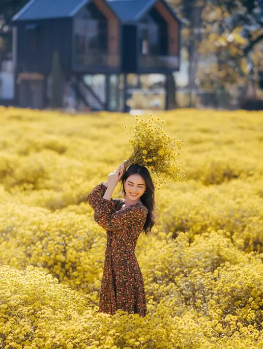 Aktris Thailand berusia 29 tahun ini gaya penampilannya memang selalu mencuri perhatian. Ia juga sangat pintar memadu padankan pakaian yang ia pakai dengan tempat ia berfoto seperti di kebun bunga dengan dominan warna kuning. (Liputan6.com/IG/@davikah)