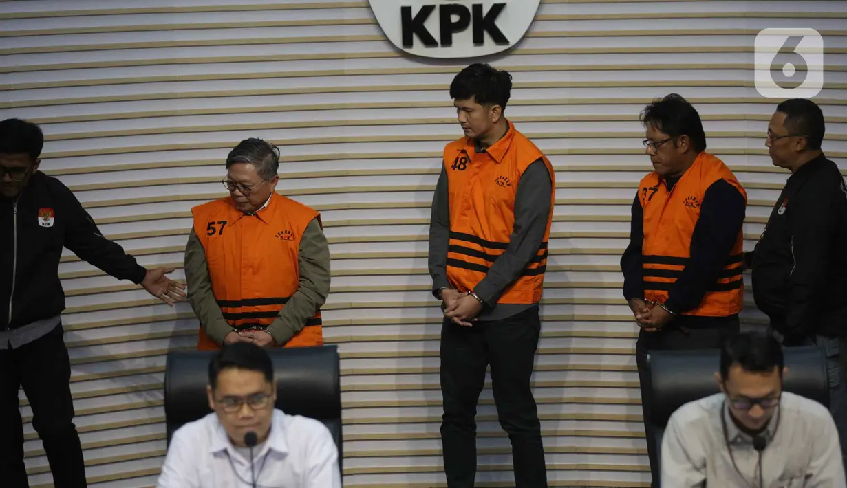 Selain Direktur Utama PT Inhutani V Dicky Yuana Rady, pihak KPK juga menetapkan dua tersangka lainnya yaitu Djunaidi selaku Direktur PT Paramitra Mulia Langgeng (PT PML), dan Aditya selaku staf perizinan SB Grup. (Liputan6.com/Helmi Fithriansyah)