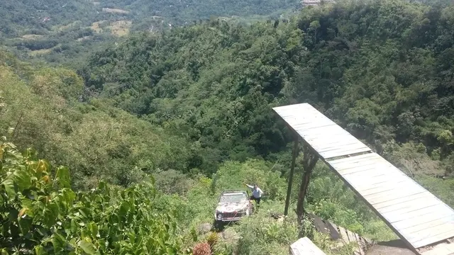 pemandangan dari bukit ngisis dengan mobil jeep sebagai latar berfoto