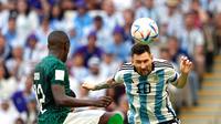 Pemain Argentina Lionel Messi (kanan) berebut bola udara dengan pemain pemain Arab Saudi Saud Abdulhamid pada pertandingan sepak bola Grup C Piala Dunia 2022 di Stadion Lusail, Lusail, Qatar, Selasa (22/11/2022). Arab Saudi mengalahkan Argentina dengan skor 2-1. (AP Photo/Ebrahim Noroozi)