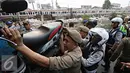Petugas Dishub mengangkut kendaraan roda dua dalam operasi penertiban parkir liar di Jakarta, Jumat (23/10/2015). Meskipun informasi penertiban diduga telah bocor, ratusan kendaraan yang parkir liar tetap ditertibkan. (Liputan6.com/Immanuel Antonius)