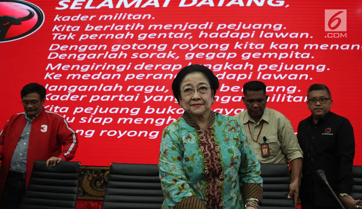 Ketua Umum PDIP Megawati Soekarnoputri (dua kiri) saat memberi pembekalan kepada caleg PDIP di DPP PDIP, Jakarta, Kamis (15/11). Megawati didampingi Sekjen PDIP Hasto Kristiyanto dan politikus PDIP Djarot Syaiful Hidayat. (Merdeka.com/Imam Buhori)