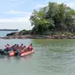 Tim SAR gabungan saat melakukan penyisiran di perairan Teluk Balikpapan, untuk mencari pemancing yang hilang saat tercebur ke laut, pada Minggu (24/4/2022). (Apriyanto/Liputan6.com)