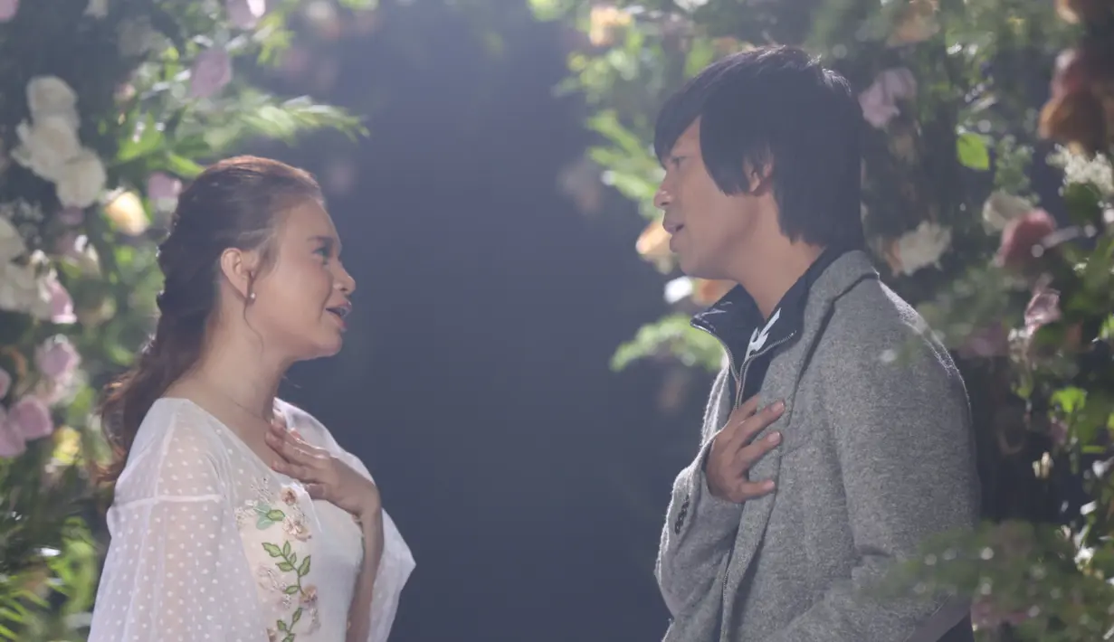 "Kita berdua paling cuma dua jam. Sudah beres dua jam itu. Aku 20 menit. Rian paling satu jam. Cepat banget," ujar Rossa di Karnos Studio Cimanggis, Depok, Jawa Barat, Selasa (6/2/2018). (Nurwahyunan/Bintang.com)