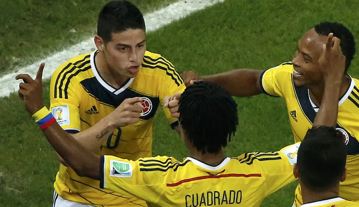 James Rodriguez (kiri) menjadi bintang pada laga Kolombia vs Uruguay dengan mencetak 2 gol, sekaligus mengantarkan timnya masuk ke babak delapan besar Piala Dunia 2014, (29/6/2014). (REUTERS/Fabrizio Bensch) 
