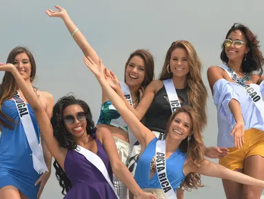 Para kontestan Miss Universe 2016 berpose di kapal pesiar saat bertamasya ke sebuah resor wisata pantai di Manila, Filipina (19/1). Kegiatan ini merupakan rangkaian acara Miss Universe 2016 jelang malam puncak 30 Januari 2017. (AFP Photo/Ted Aljibe)