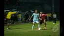 Pemain Persela, Mahyadi Panggabean (kedua dari kiri) berebut bola dengan Pemain Arema Dendy Santoso saat berlaga di SCM Cup 2015, Stadion Kanjuruhan Malang, Selasa (20/1/2015). Arema Cronus menang 2-1 atas Persela Lamongan. (Liputan6.com/Faizal Fanani)
