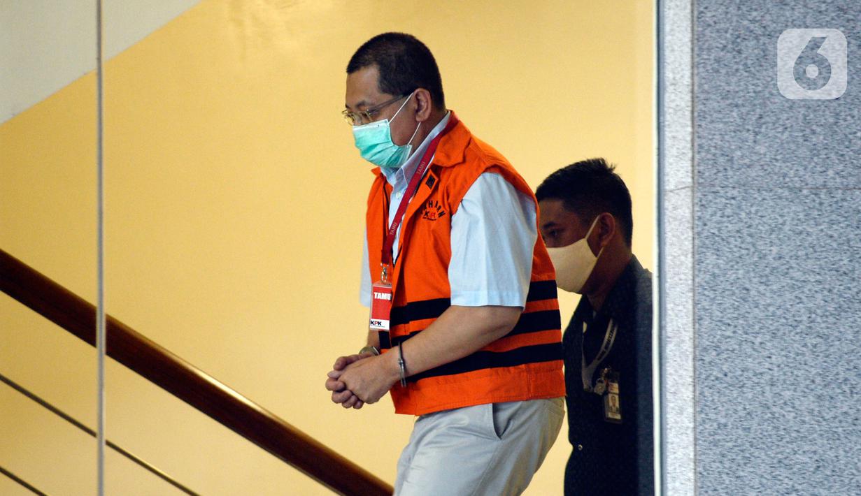 Mantan Direktur Niaga PT Dirgantara Indonesia, Irzal Rinaldi Zailani bersiap menjalani pemeriksaan oleh penyidik terkait dugaan korupsi kegiatan penjualan dan pemasaran pesawat pada PT. Dirgantara Indonesia tahun 2007-2017 di Gedung KPK, Jakarta, Kamis (2/7/2020). (merdeka.com/Dwi Narwoko)