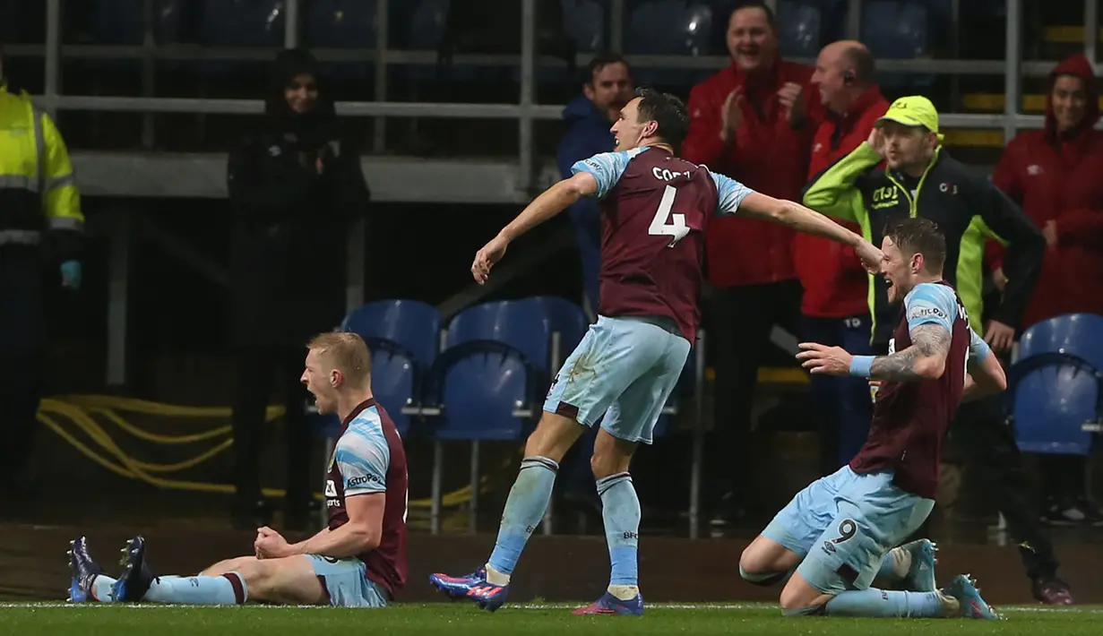 Bek Burnley, Ben Mee (kiri) melakukan selebrasi usai mencetak gol ke gawang Tottenham Hotspur pada pertandingan lanjutan Liga Inggris di Stadion Turf Moor, Inggris, Kamis (24/2/2022). Burnley menang tipis atas Tottenham 1-0. (AFP/Nigel Roddis)