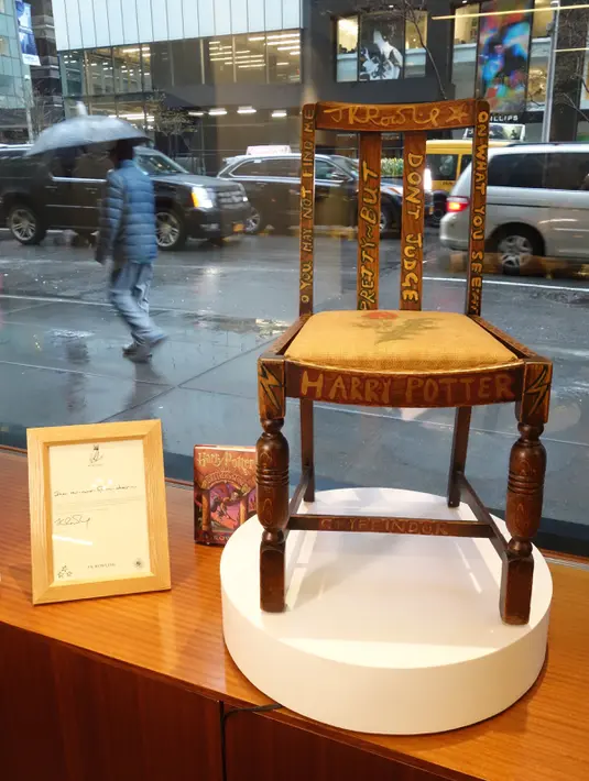 Sebuah kursi yang dipakai JK Rowling menulis dua buku pertama Harry Potter dipajang bersama surat di Heritage Auctions, New York, 4 April 2016. Heritage Auction membuka penawaran mulai dari harga US$ 45 ribu (sekitar Rp 588,8 juta). (William EDWARDS/AFP)