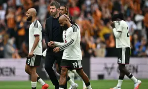 Pelatih Manchester United, Michael Carrick (kedua dari kiri), bersama para pemainnya bereaksi setelah menelan kekalahan 0-2 dari Hull City dalam laga Liga Inggris 2026/2027 di MKM Stadium, Kingston upon Hull, Inggris, Sabtu (22/8/2026). (AFP/Paul Ellis)