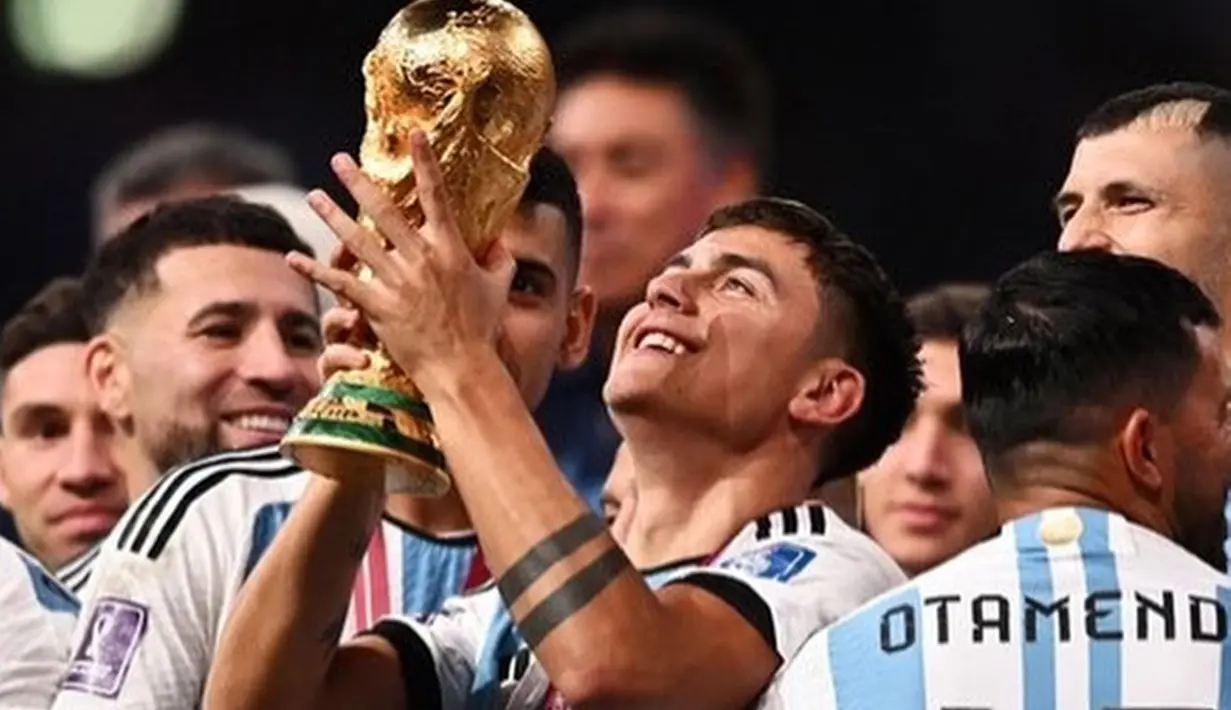 Striker milik klub AS Roma ini terlihat sumringah saat angkat trofi Piala Dunia 2022. Pemain yang identik dengan nomor 21 ini menjadi salah satu pembeda di adu penalti vs Prancis. Tak hanya berhasil cetak gol penalti, Dybala juga trending di netizen cewek Indonesia karena paras tampannya. (Liputan6.com/IG/paulodybala)