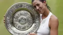 Petenis Spanyol, Garbine Muguruza, merayakan keberhasilannya meraih gelar juara Wimbledon usai menaklukkan Venus Williams di All England Lawn Tennis Club, Inggris, Sabtu (15/7/2017). Muguruza menang 7-5 dan 6-0 atas Williams. (AFP/Adrian Dennis)