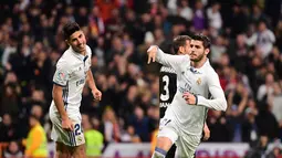 Alvaro Morata membawa Madrid unggul lebih dulu pada menit ke-50. Bola hasil tembakan keras Morata dari luar kotak penalti yang memanfaatkan assist dari Isco, menghujam gawang Deportivo. (AFP/Pierre-Philippe Marcou)