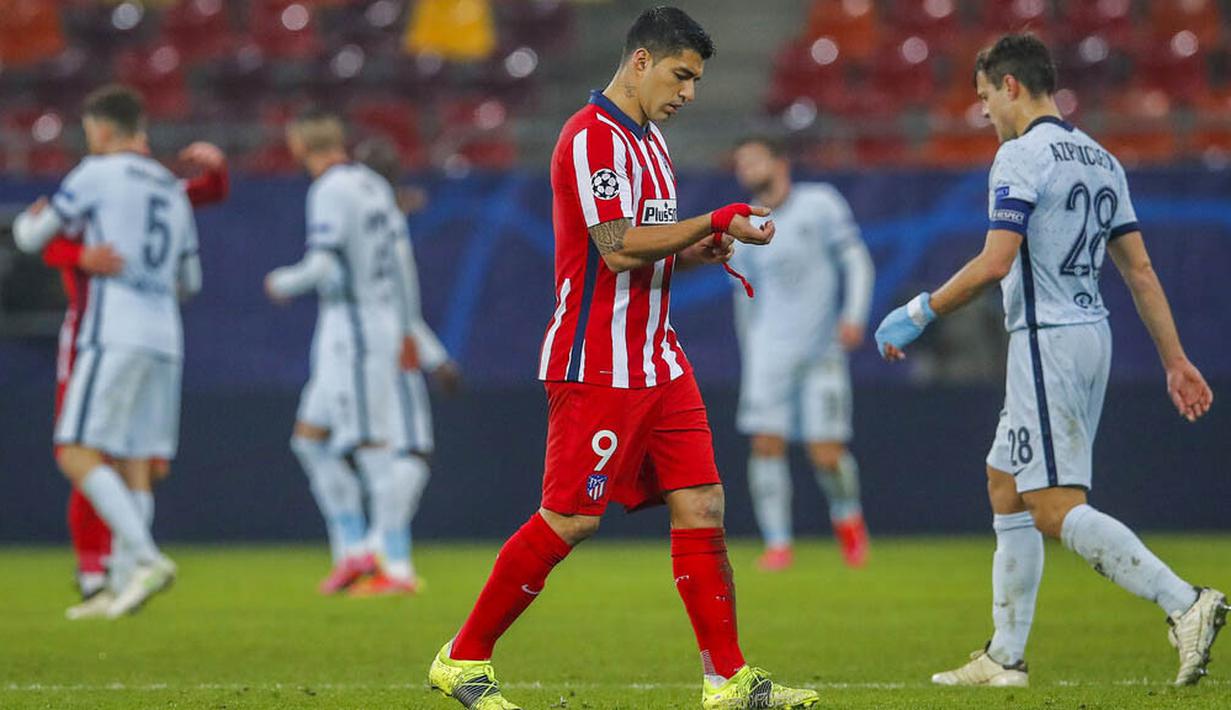 Striker Atletico Madrid, Luis Suarez, tampak kecewa usai ditaklukkan Chelsea pada laga Liga Champions di Arena Nationala, Rumania, Rabu (24/02/2021). Chelsea menang dengan skor 1-0. (AP/Vadim Ghirda)
