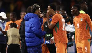 Penyerang Prancis Desire Doue berbicara dengan bek Pantai Gading Guela Doue setelah pertandingan persahabatan antara Prancis dan Pantai Gading menjelang Piala Dunia FIFA 2026 di Stade de la Beaujoire di Nantes, Prancis barat, pada 4 Juni 2026. (FRANCK FIFE / AFP)