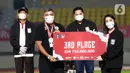 Perwakilan PSS Sleman mendapatkan penghargaan tim peraih peringkat tiga Piala Menpora 2021 di Stadion Manahan, Solo, Minggu (25/4/2021). (Bola.com/M Iqbal Ichsan)