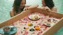 Usai sinetron Anak Jalanan reborn tamat, keduanya menikmati waktu berdua sebelum kembali disibukkan dengan aktivitas syuting. Tampil natural tanpa makeup saat berendam di kolam berenang, keduanya dipuji manis dan pancarkan kecantikan alami. Rambut yang digerai membuat keduanya makin memesona. (Liputan6.com/IG/@ersyaurel)