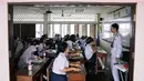 Seorang guru tunanetra, Damkerng Mungthanya mengajar bahas inggris di sekolah Satri Si Suriyothai, Bangkok, 15 Februari 2019. Damkerng merupakan lulusan salah satu kampus bergengsi di Thailand, Universitas Chulalongkorn. (REUTERS/Athit Perawongmetha)