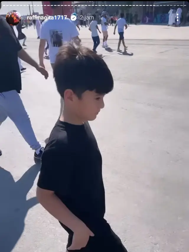 Raffi Ahmad dan Rafathar Rela Jalan Kaki 1 KM Lebih di Tengah Terik Matahari Qatar Demi Dukung Argentina di Piala Dunia 2022. (Instagram.com/raffinagita1717)