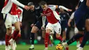 Gelandang Manchester United, Antony (kiri) berebut bola dengan pemain Arsenal Martin Odegaard pada lanjutan Liga Premier Inggris 2024/2025 di Stadion Emirates, London pada Rabu 4 Desember 2024 waktu setempat atau Kamis 5 Desember 2024 dini hari WIB. (Adrian Dennis/AFP)