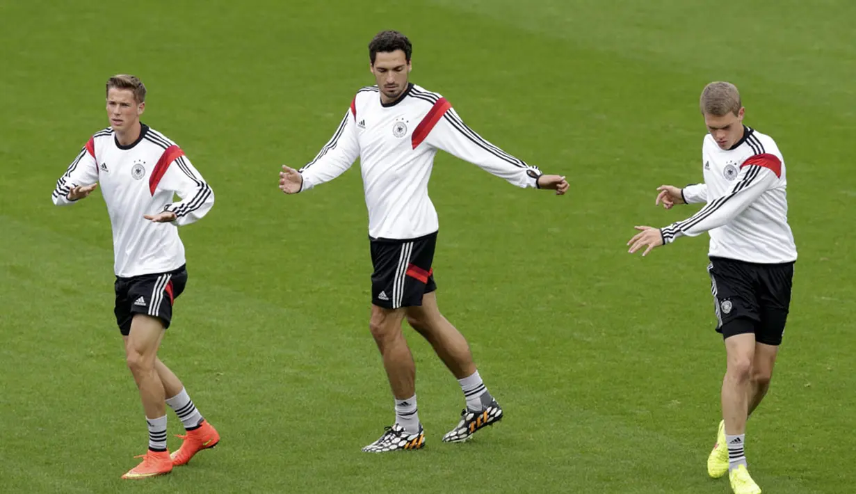 Beberapa pemain muda Timnas Jerman ikut dalam latihan jelang laga 16 besar Piala Dunia 2014 melawan Aljazair di Stadion Beira-Rio, (29/6/2014). (REUTERS/Henry Romero)