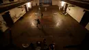 Para atlet bulutangkis Pakistan berlatih serius di sebuah gedung olah raga di Lahore, Pakistan 11 Juli 2016.(Reuters/Caren Firouz)