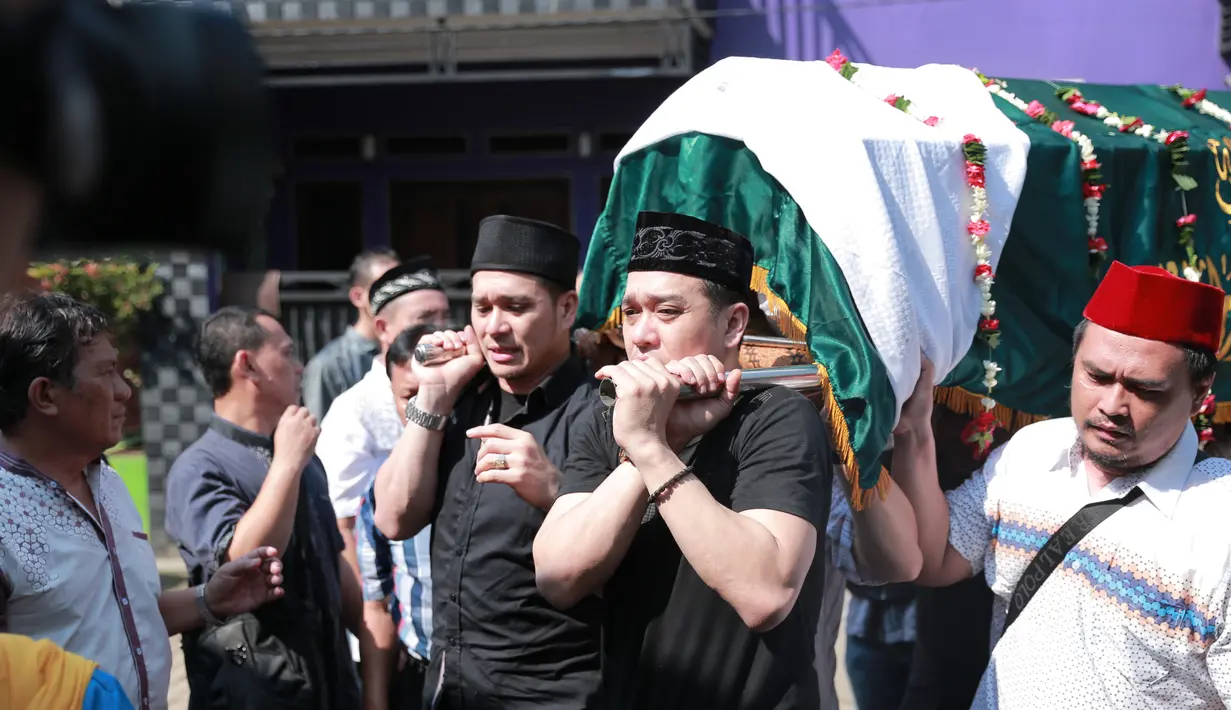 "Pernah kena serangan jantung tahun 2000-an, abis itu operasi dipasang ring," ujar Fadlan usai pemakaman ayahnya di Tempat Pemakaman Umum (TPU) Pondok Kacang, Tangerang Selatan, Senin (18/7/2016). (Adrian Putra/Bintang.com)