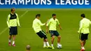 Ivan rakitic, Neymar, Pedro dan Luis Suarez (kiri ke kanan) saat melakukan latihan di Allianz Arena, Munich, Jerman (11/5/2015). Barcelona akan menantang Bayern Muenchen di leg kedua semifinal Liga Champions. (Reuters/Michaela Rehle)