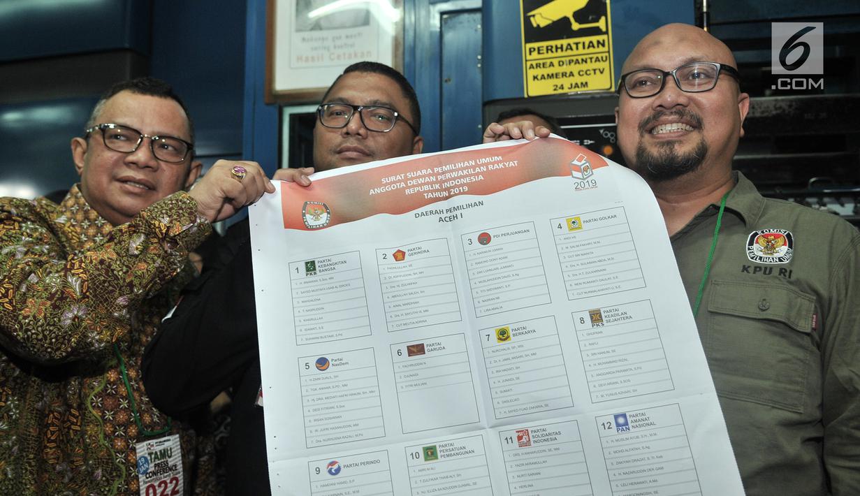 Komisioner KPU Ilham Saputra didampingi Anggota Bawaslu Fritz Edward dan Pihak Politeknik Media Kreatif menunjukkan surat suara legislatif kepada awak media saat pencetakan perdana di Kompas Gramedia, Jakarta, Minggu (20/1). (Merdeka.com/Iqbal S. Nugroho)