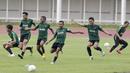 Pemain Timnas Indonesia U-22 saat latihan di Stadion Madya, Senayan, Jakarta, Senin (12/1). Latihan kali ini tidak dipimpin Indra Sjafri karena sedang mengikuti lisensi kepelatihan Pro AFC di Spanyol. (Bola.com/M Iqbal Ichsan)