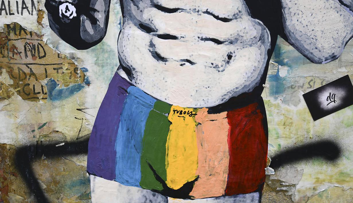 Sebuah mural dengan gambar bintang Juventus, Cristiano Ronaldo, yang terdapat di Milan, Senin (19/3). Mural berjudul Cristiano's Secret ini karya seniman Italia, TvBoy. (AFP/Miguel Medina)