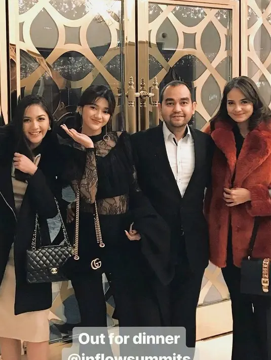 Terbang ke Turki, Mila dan Enzy tampil all out dengan mantel bulu yang fancy. [Foto: Instagram @jscmila]