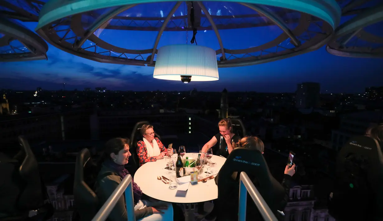 Para pelanggan menikmati hidangan di Restoran Dinner in the Sky di Brussel, Belgia (18/9/2020). Tahun ini, Restoran Dinner in the Sky menyiapkan delapan meja dengan kapasitas total 32 kursi pada ketinggian 50 meter di atas permukaan tanah. (Xinhua/Zheng Huansong)
